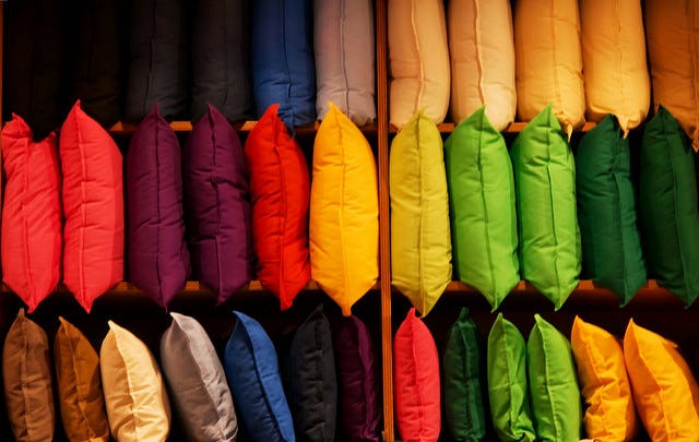 クッションを背もたれと腰の間に挟むだけでも◎Cushions by Matthias Rosenkranz