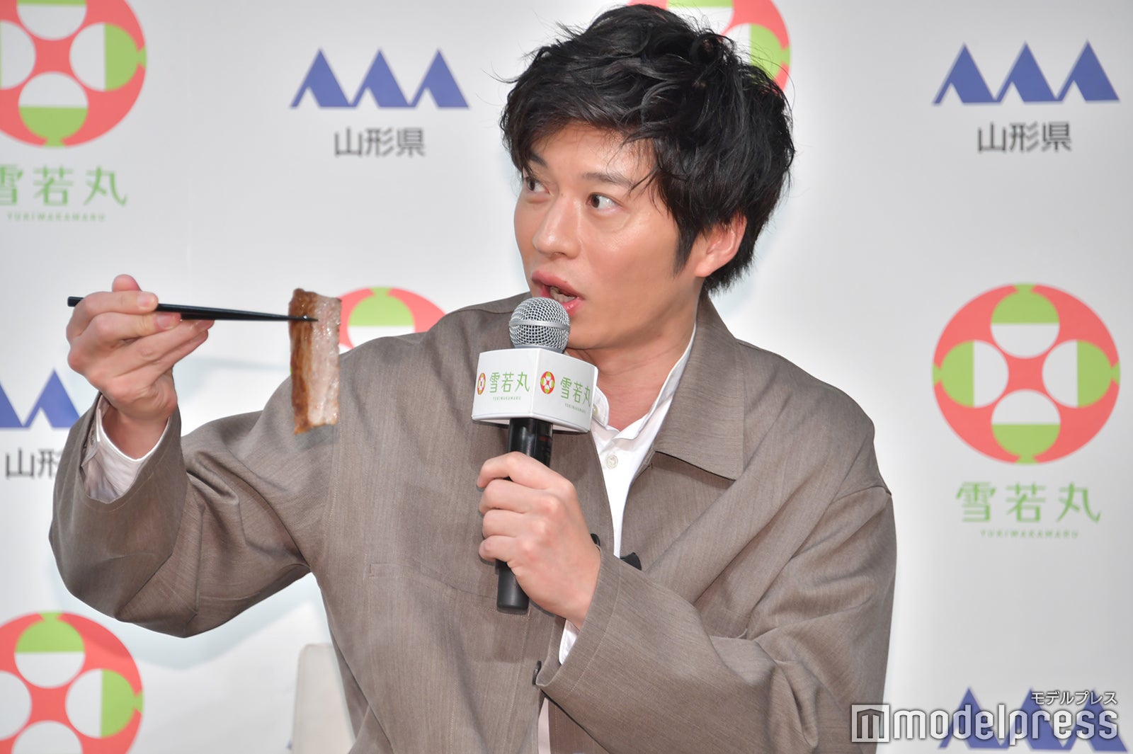 山形牛ステーキに感動する田中圭（C）モデルプレス