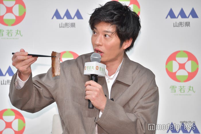 山形牛ステーキに感動する田中圭(C)モデルプレス