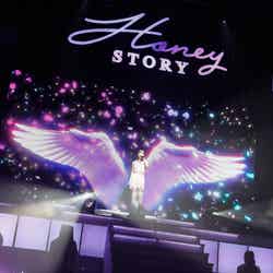 宇野実彩子／『UNO MISAKO LIVE TOUR 2019 -Honey Story-』より／Photographer：小境勝巳、高橋定敬、内野秀之（提供写真）
