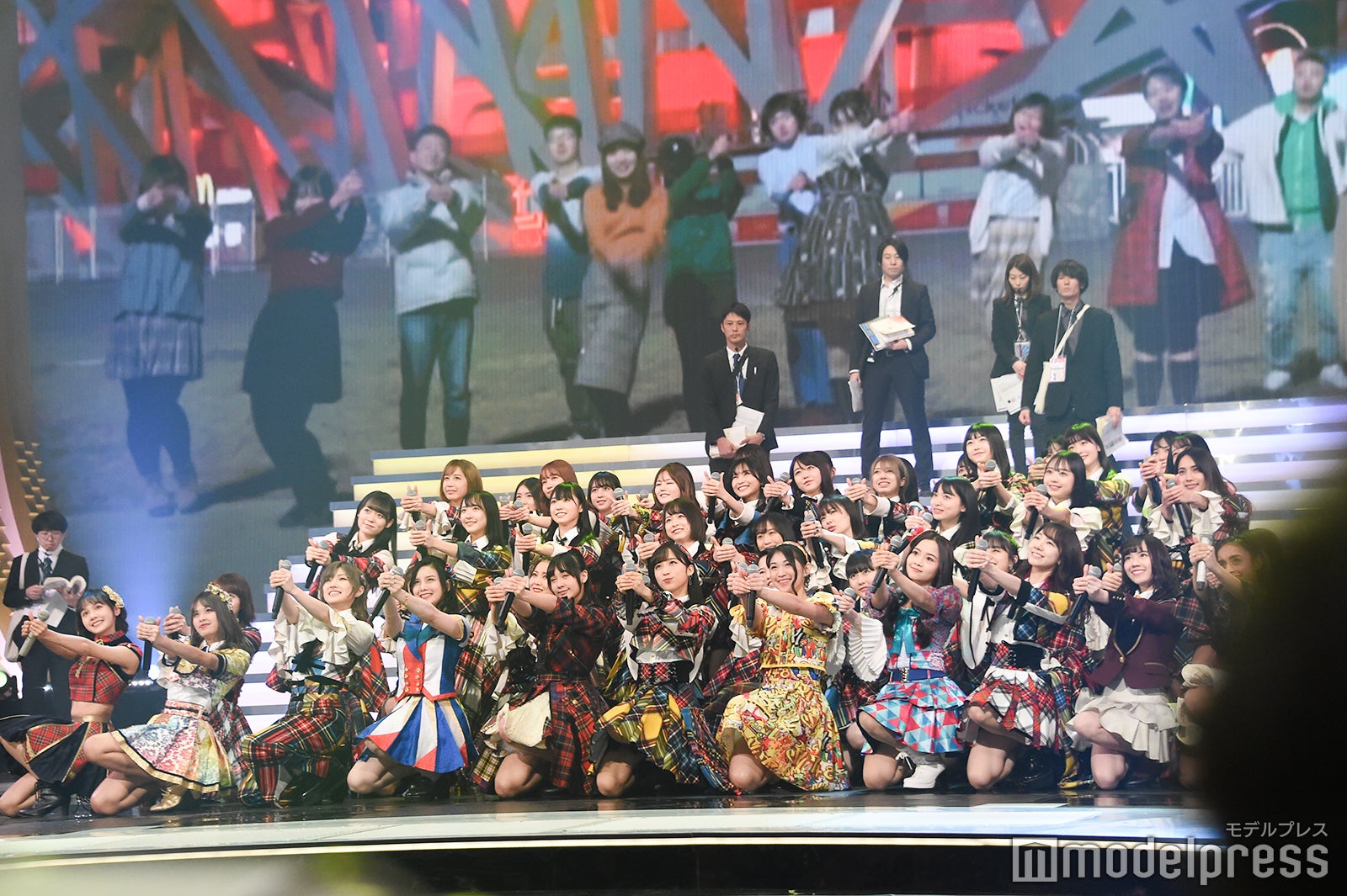 AKB48柏木由紀、指原莉乃の衣装で美脚披露「勝手に借りた