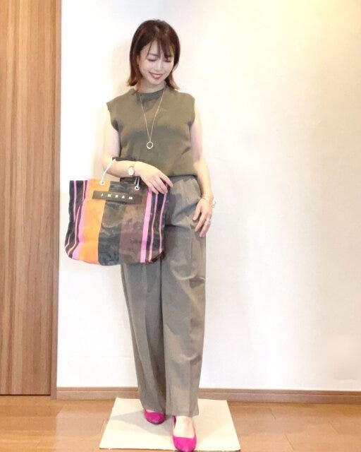 GU　コーデ　夏　タックワイド　カーキ