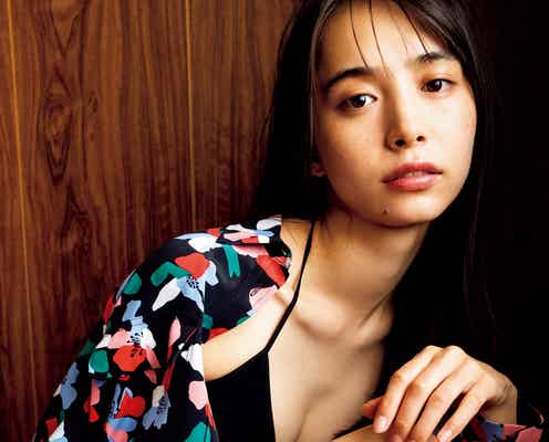 女性仮面ライダー抜擢で話題の井桁弘恵、ふんわりバストのぞく妖艶美