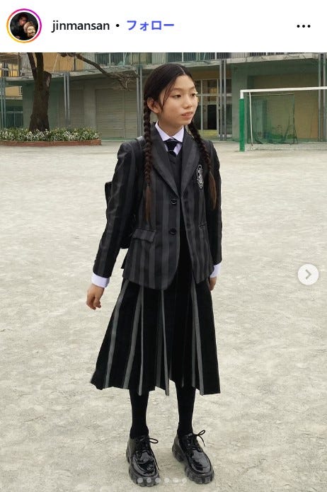 小学校卒業式での次男/片桐仁Instagramより