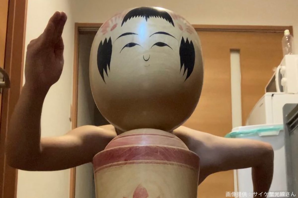 こけしから筋肉質な腕が 遠近法を駆使したユニークな写真の投稿者を直撃 モデルプレス