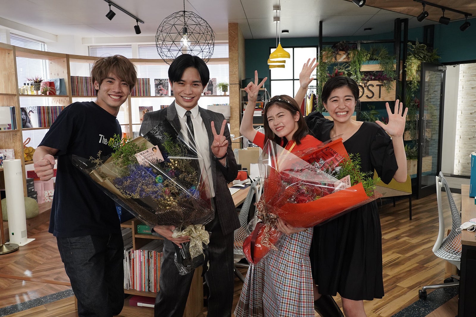 中島健人＆小芝風花「かのきれ」クランクアップ　赤楚衛二＆佐久間由衣も駆けつける