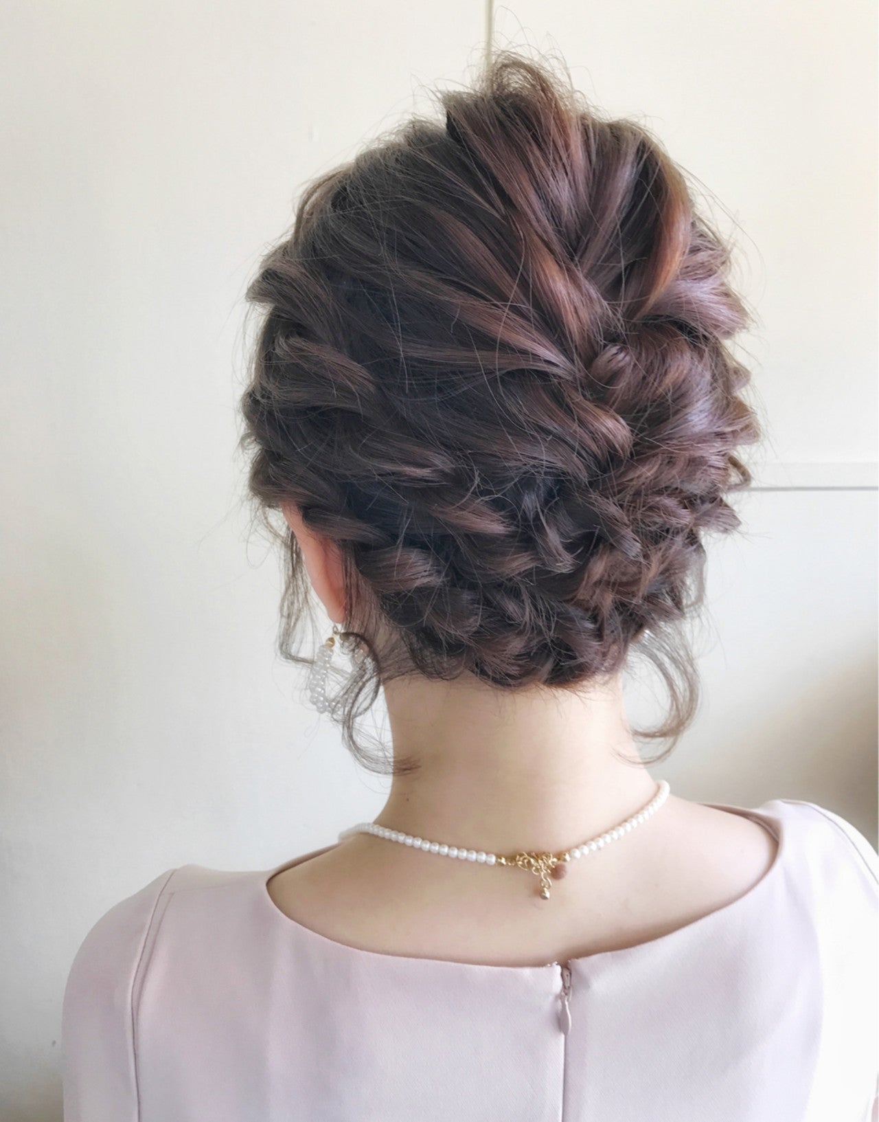 結婚式の髪型はアップスタイルで♡レングス別お呼ばれヘアアレンジ モデルプレス