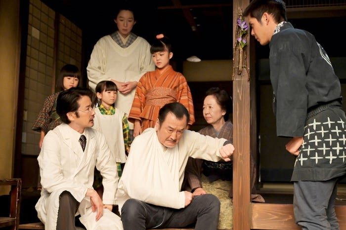 竹野内豊、吉田鋼太郎、細田佳央太ら「あんぱん」第7話(C)NHK