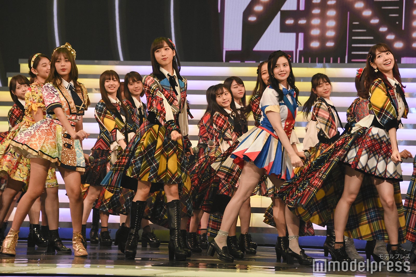 AKB48柏木由紀、指原莉乃の衣装で美脚披露「勝手に借りた」＜紅白リハ2日目＞ - モデルプレス