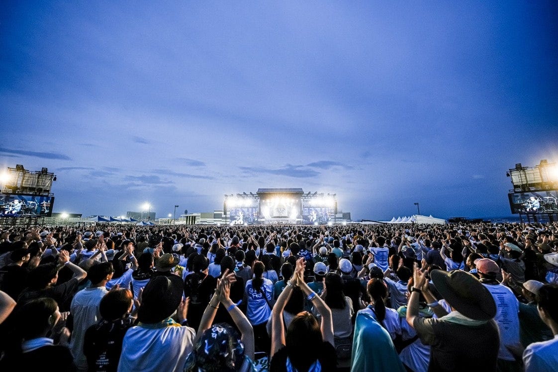 愛知県出身のアーティスト、スキマスイッチが2024年7月にAichi Sky Expoを会場に開催したスキマフェス。12組のアーティストが参加し、2日間で約4万5000人を動員した