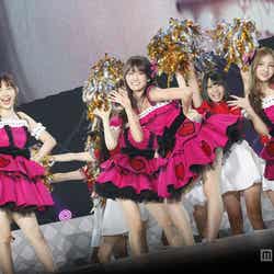 「アイドルなんて呼ばないで」を歌唱するメンバーたち(C)AKS