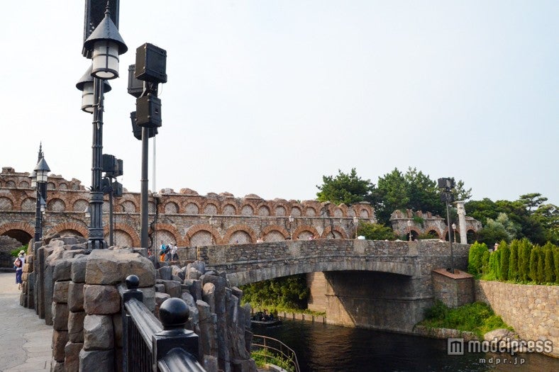 メディテレーニアンハーバーからミステリアスアイランドに向かう橋