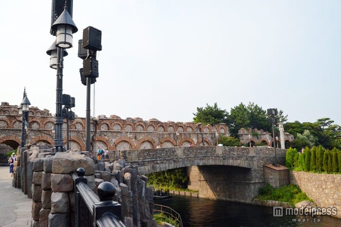 メディテレーニアンハーバーからミステリアスアイランドに向かう橋