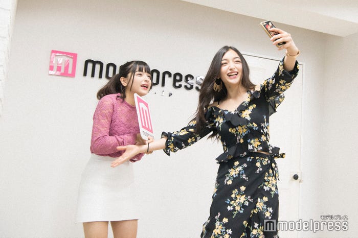 モデルプレスロゴ前で「TikTok」撮影(左から)マリナ、エリカ (C)モデルプレス