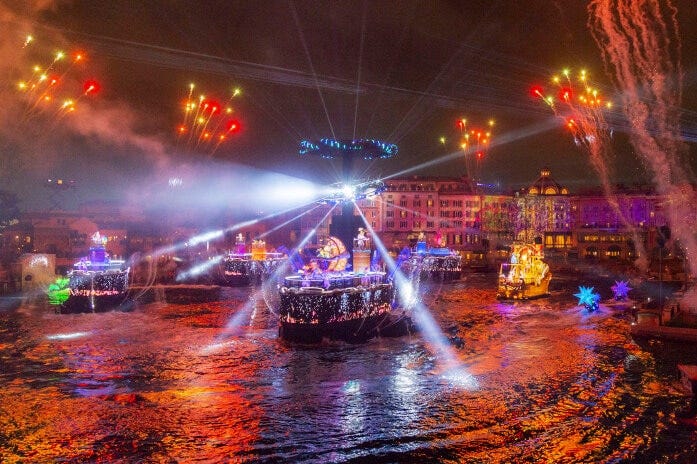 夜空を彩るレーザーと花火、そしてメディテレーニアンハーバーを包み込むように映し出される映像など、すべてが圧巻！