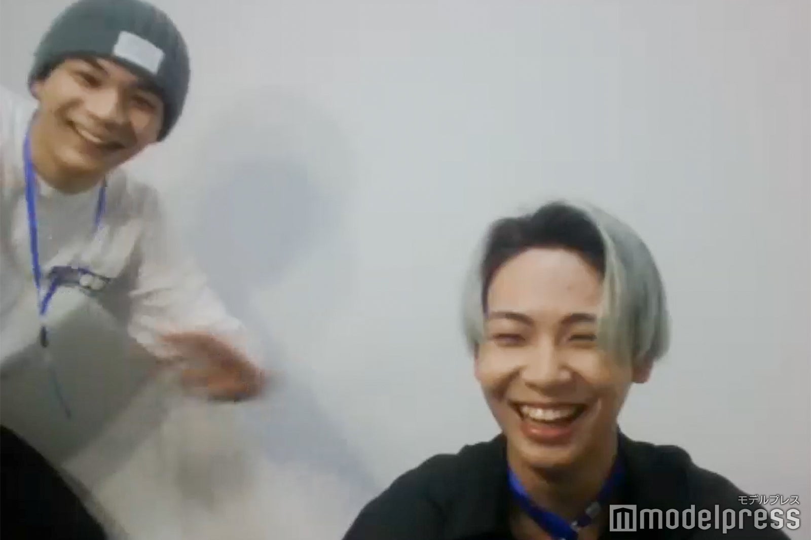 インタビュー中にひょっこり豆原一成が登場 （C）モデルプレス