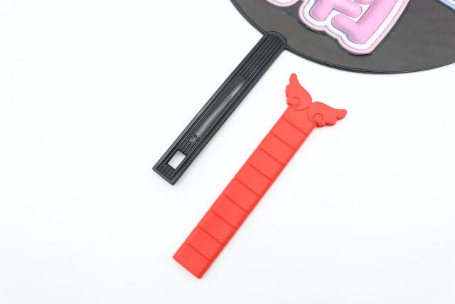 ダイソー うちわグリップ(羽、レッド、ブルー) ダイソー うちわグリップ(羽、レッド、ブルー)