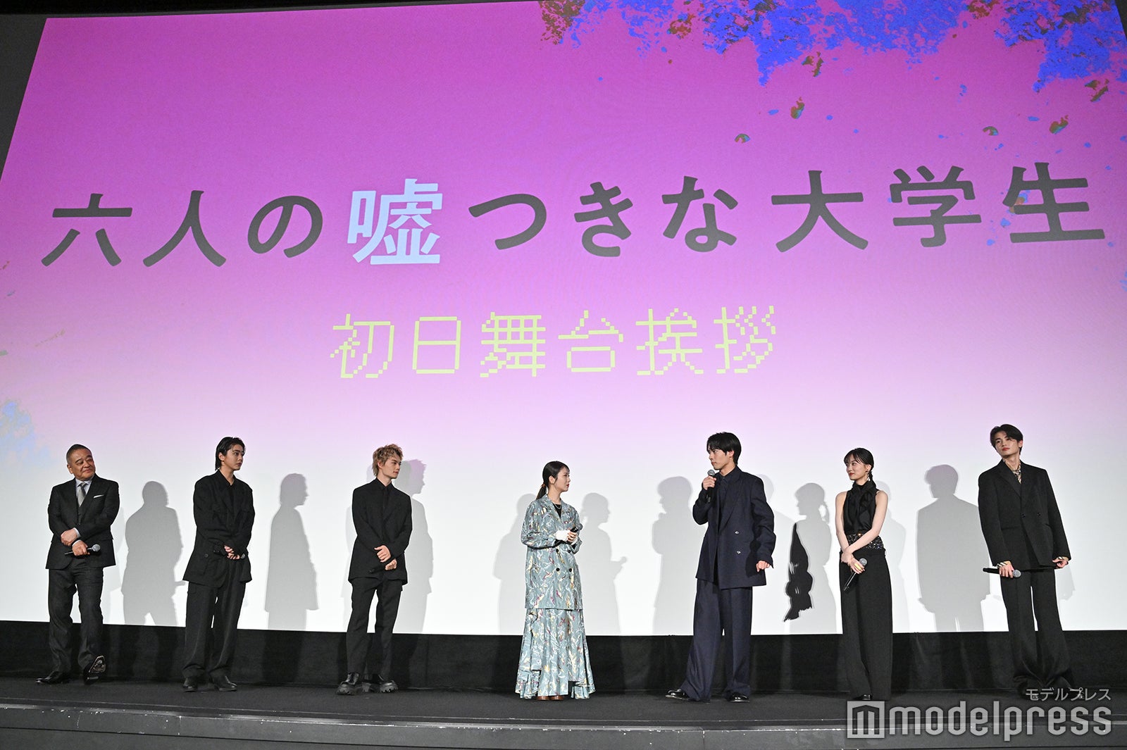 （左から）佐藤祐市監督、倉悠貴、佐野勇斗、浜辺美波、赤楚衛二、山下美月、西垣匠（C）モデルプレス