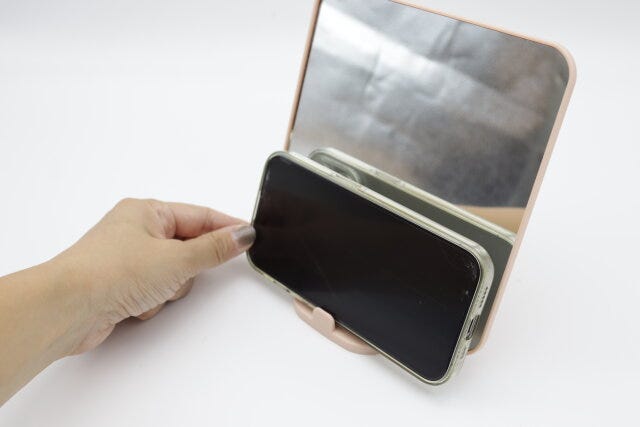 ダイソー　スマホが立てかけられるミラー（スクエア）　　スマホスタンド