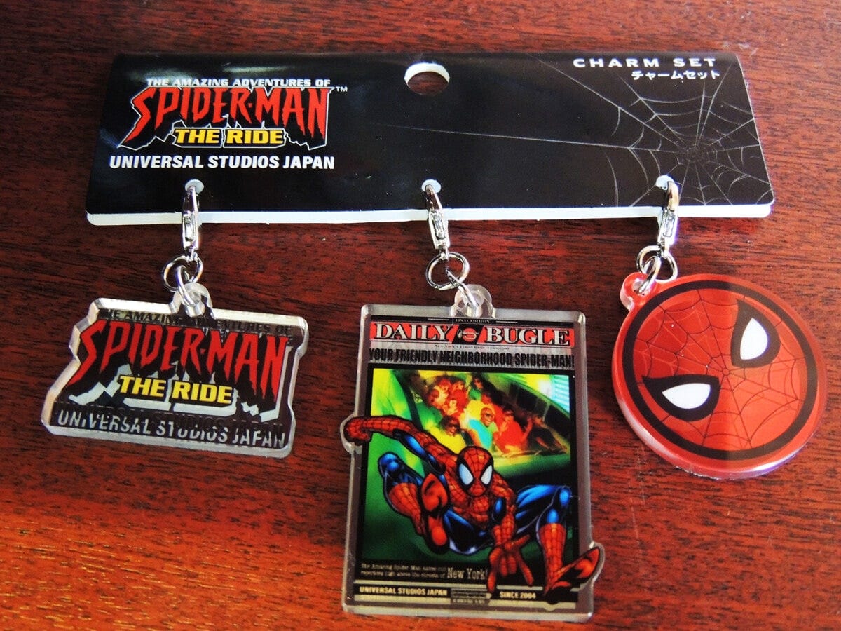 チャームセット 3個1800円。スパイダーシグナルなどデザインは3種