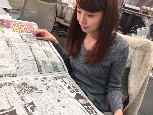 オンエア前、スポーツ紙全紙に目を通します。（提供写真）