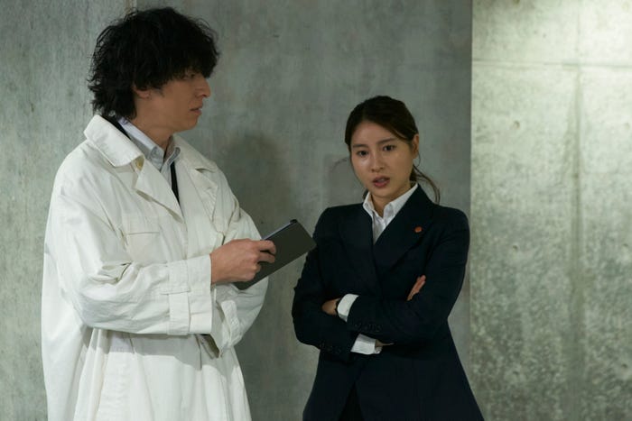 生田斗真、土屋太鳳「警部補ダイマジン」第4話より(C)テレビ朝日