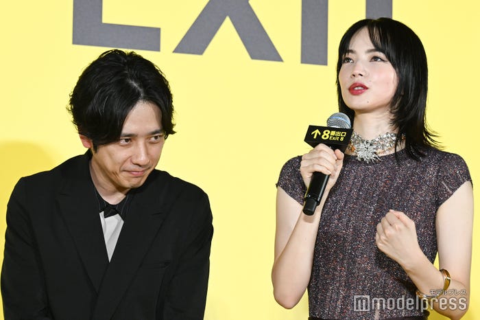 小松菜奈から絶賛され喜びを噛み締める二宮和也、二宮を褒める小松(C)モデルプレス