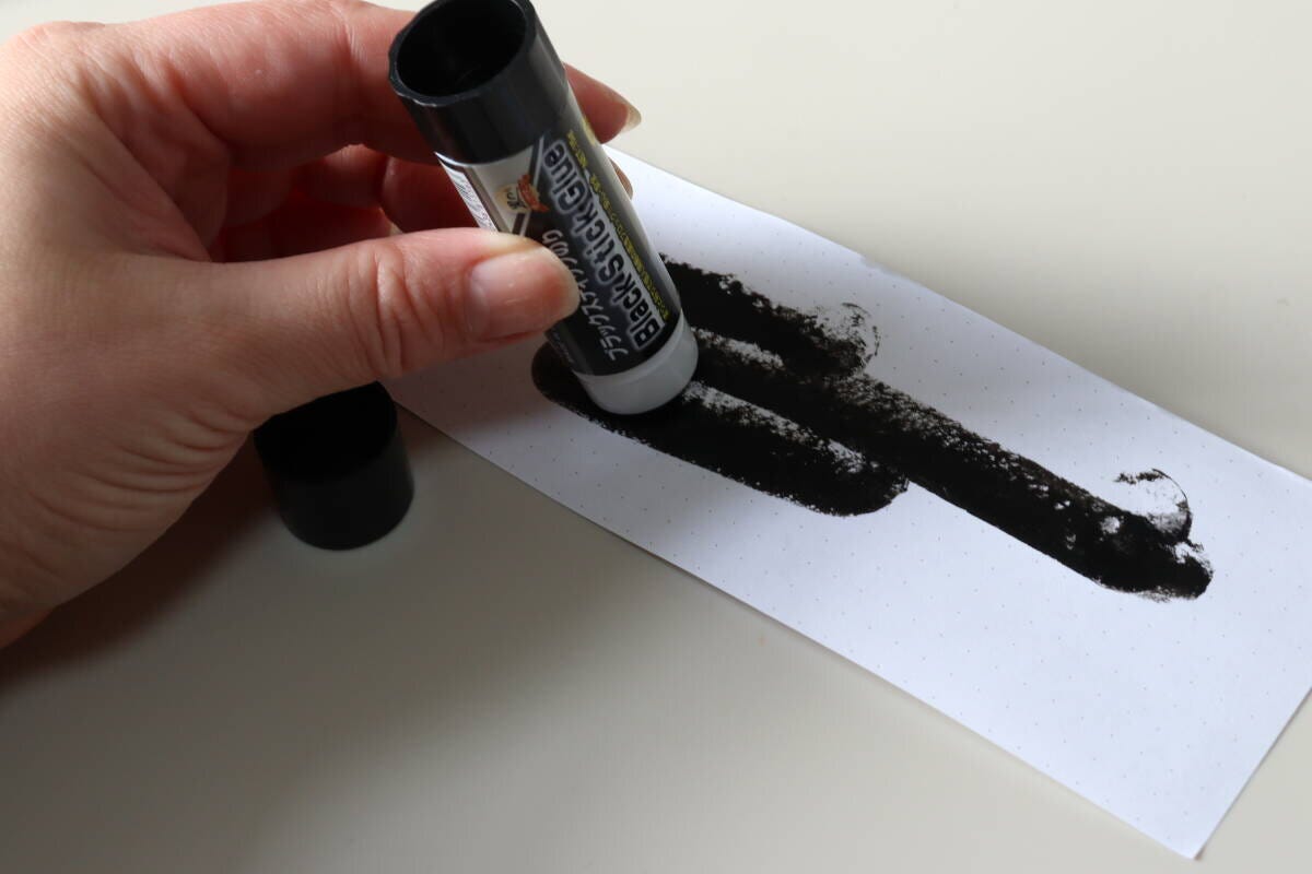 セリアのブラックスティックのりを使う