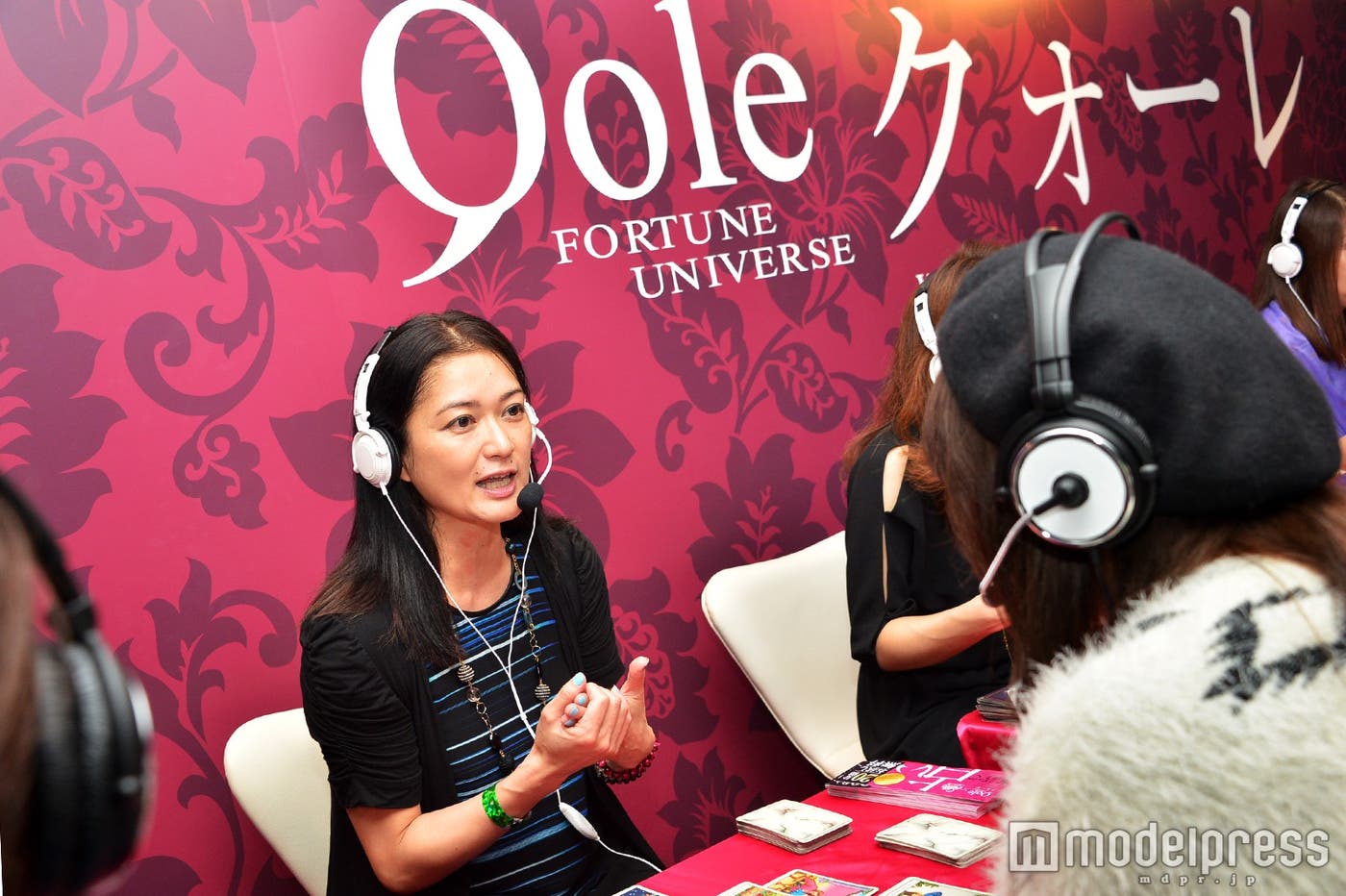 ファッションショーのことも忘れて真剣に相談(C)モデルプレス