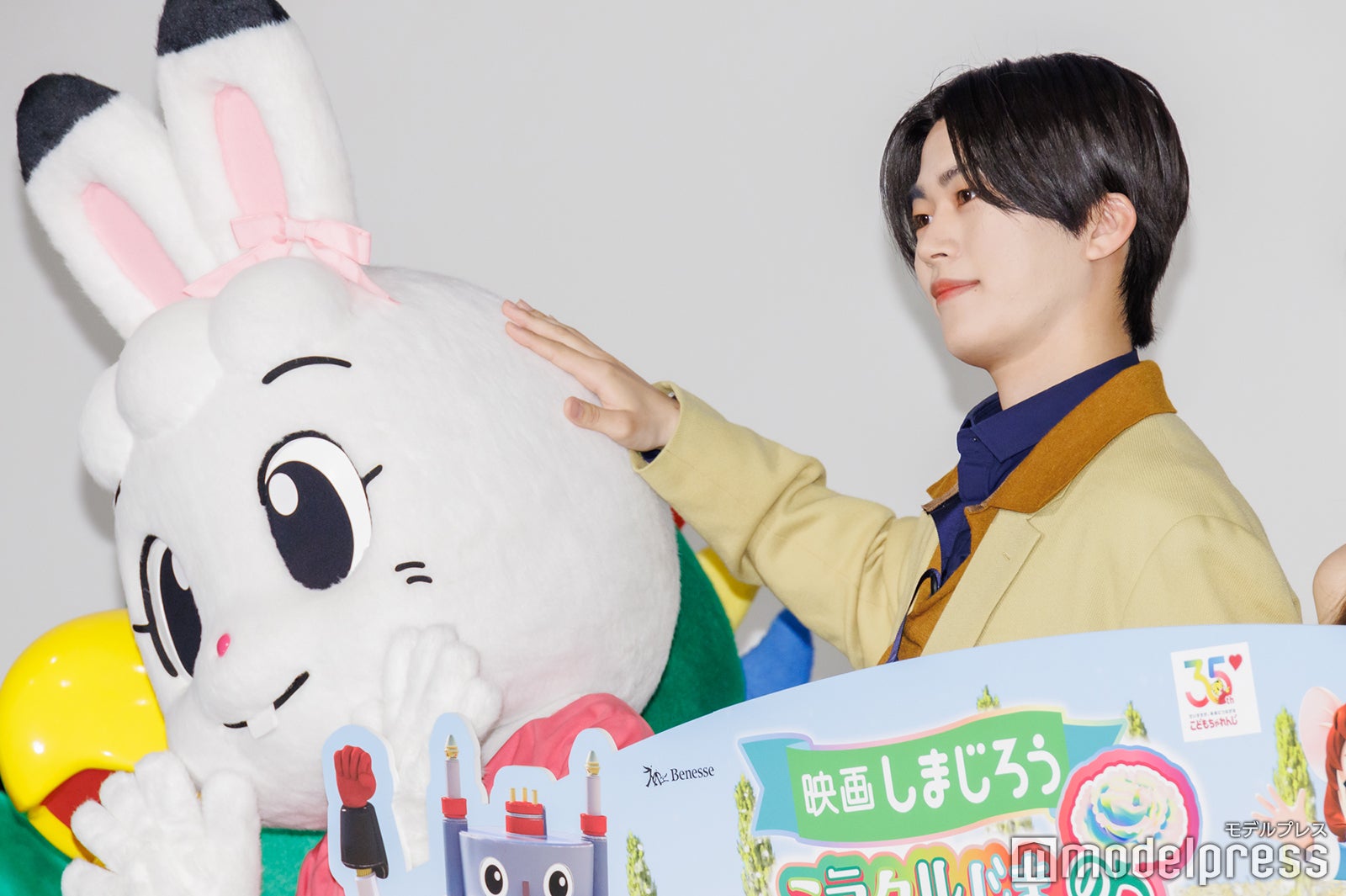 みみりんを撫でる木全翔也（C）モデルプレス