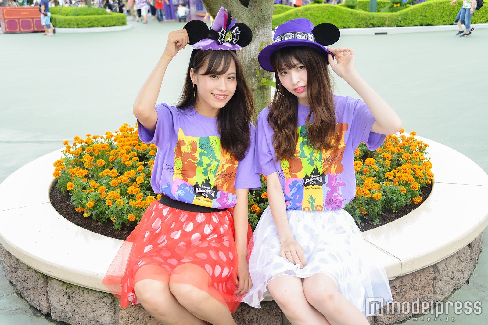 カチューシャ（1800円）、ファンキャップ（3000円）、Tシャツ（各2300円～2900円）／モデル：山本沙樹（左）、田方萌子（右）／（C）モデルプレス