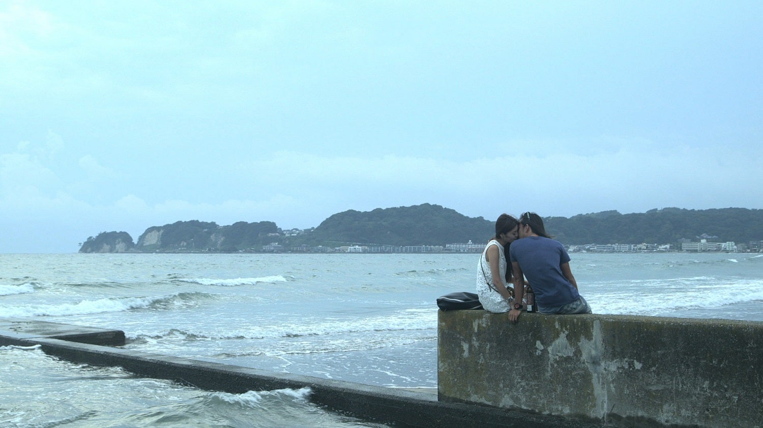 伊東大輝とのキス（C）フジテレビ／イースト・エンタテインメント