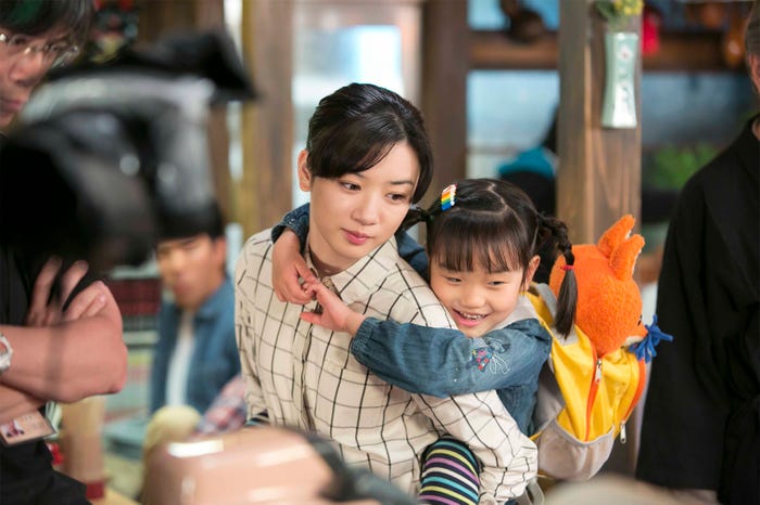 永野芽郁、山崎莉里那(C)NHK