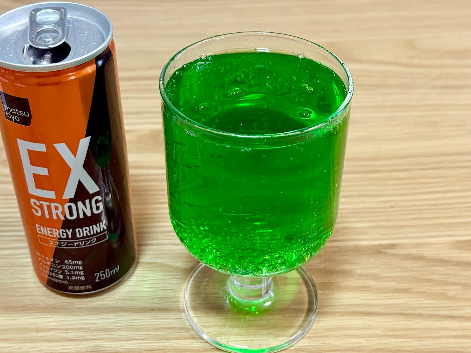 飲むと目が覚めるという口コミ多数！ メロンソーダのようなグリーンが鮮やかです