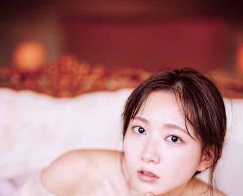 声優・青山なぎさ、美デコルテ大胆露出 背中ざっくりドレスも