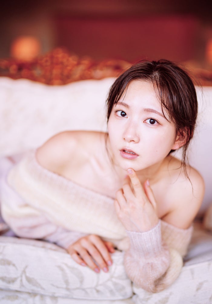 声優・青山なぎさ、美デコルテ大胆露出 背中ざっくりドレスも