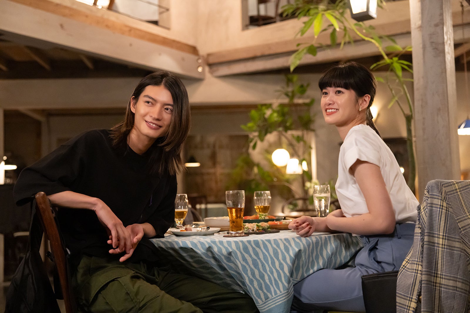 杢代和人、小西桜子「沼オトコと沼落ちオンナのmidnight call」第1話より（C）「沼オトコと沼落ちオンナのmidnight call」製作委員会