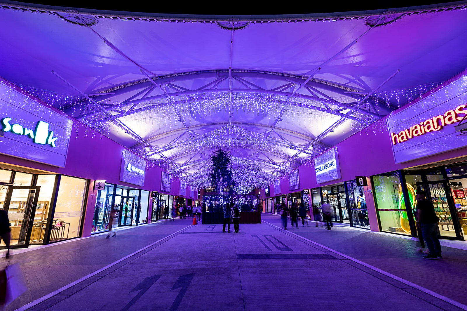 中央広場／画像提供：三井不動産