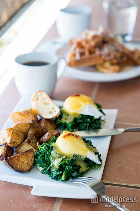 「The Nook Neighborhood Bistro」のKALEエッグベネディクト（12,00ドル）／Photo by 内田恒（Hisashi Uchida）