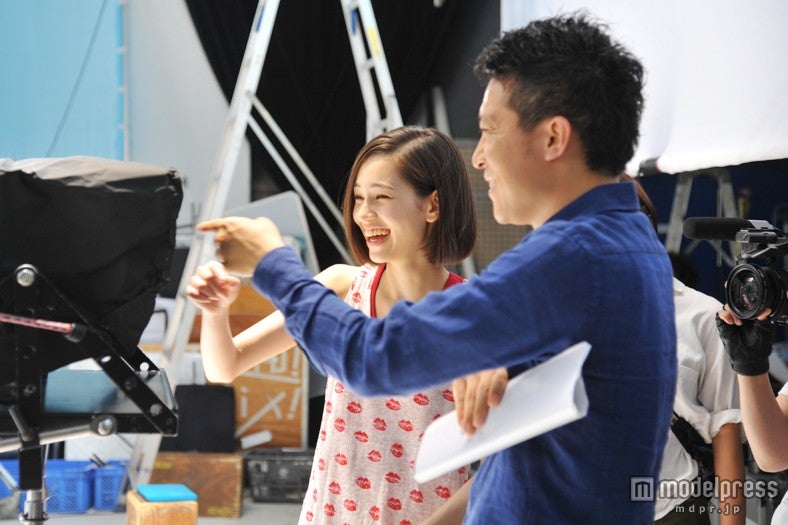 水原希子／ICEカップヌードル新CM「氷入れすぎた」篇メイキングカットより