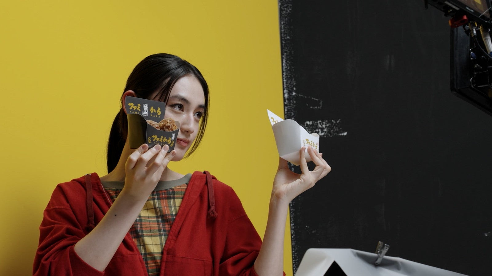 八木莉可子／新TVCM「揚げ物お惣菜 超おトク祭り」篇（提供写真）