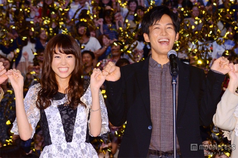 ギネス世界記録TMに挑戦した松坂桃李（右）と桐谷美玲（左）