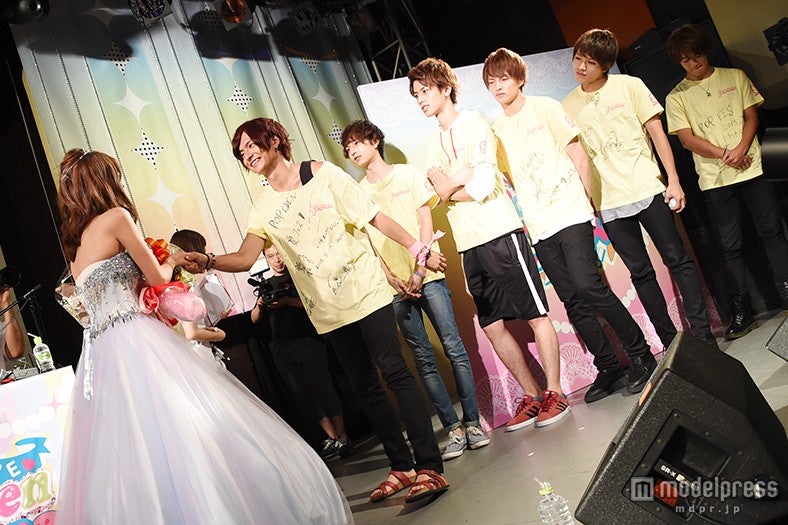 松本愛に挨拶をするモデル一同