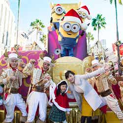 子どもゲストの“リトル・サンタ”姿にママの笑顔がはじける/TM&(C)Universal Studios./画像提供:ユニバーサル・スタジオャパン
