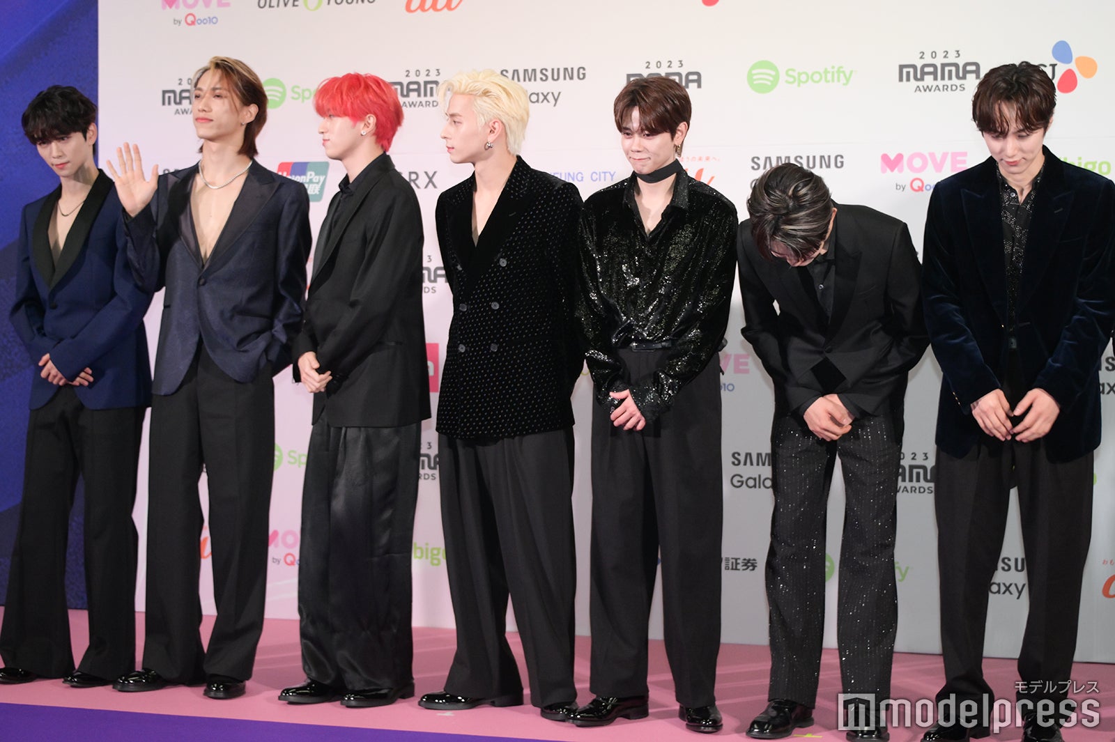 お辞儀をするINI（C）モデルプレス