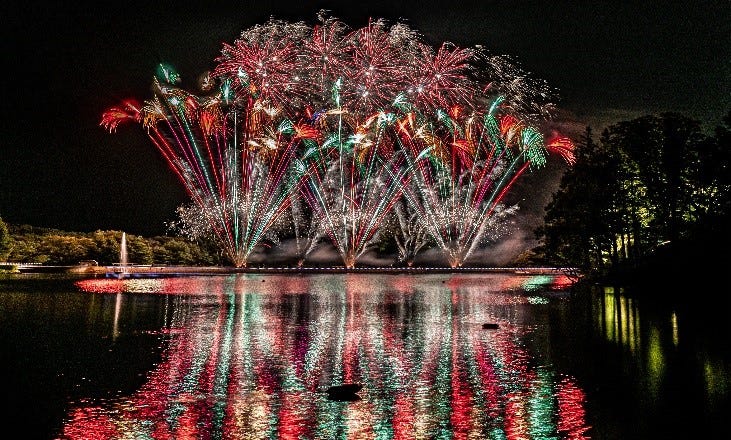 栃木「りんどう湖花火大会」スターマイン&幻想的な水上花火など3,500発