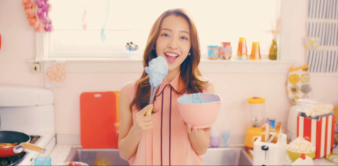 板野友美「#いいね！」MVより（提供画像）