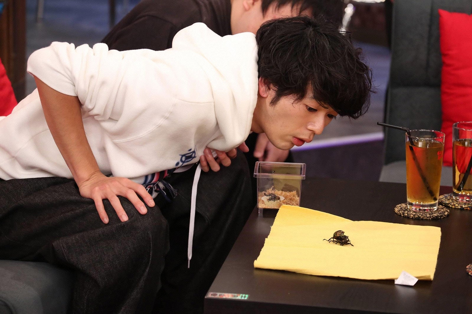 岩井拳士朗が持参したものとは… （C）フジテレビ