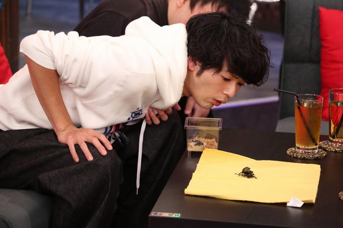 岩井拳士朗が持参したものとは… (C)フジテレビ