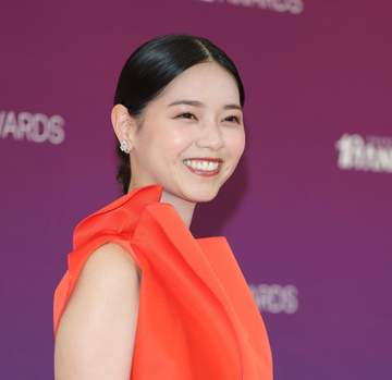 海外セレブ感すごっ！立体ドレスで人気女優が授賞式登場 3日前可憐ドレス→印象がらりのエレガント姿